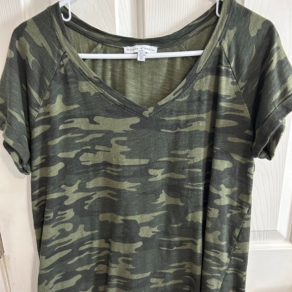 Maison d Amelie Green Camo Short Sleeve V Neck Tee Shirt - Picture 2 of 7